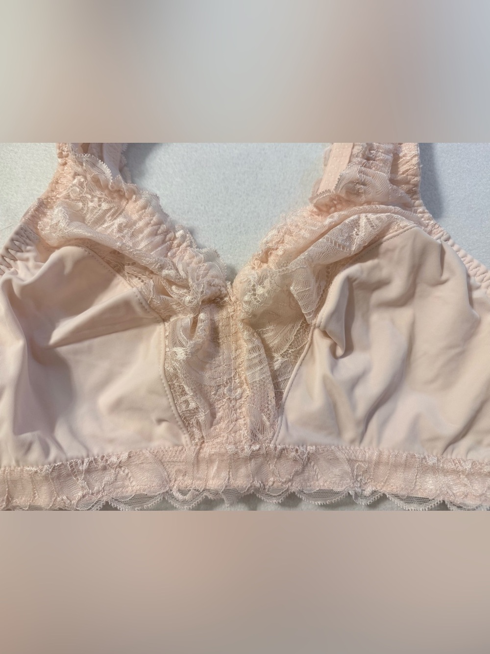 New Breezies Soft Support Lace Wirefree Unlined Bra. Size Large